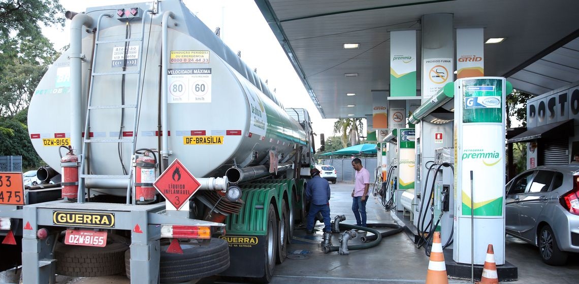 Governo baixa diesel na bomba, mas não por 60 dias